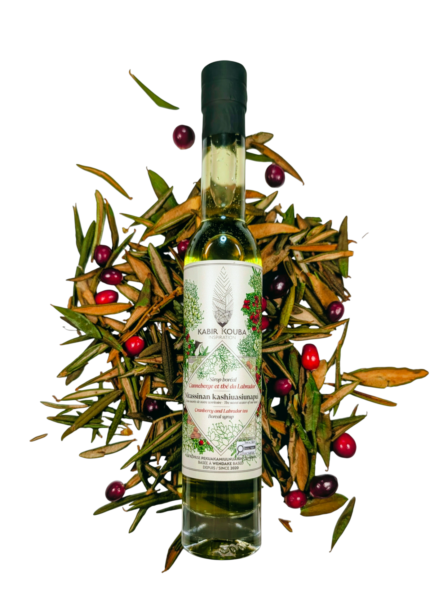 Bouteille de sirop boréal canneberge et thé du Labrador 200 ml par Kabir Kouba Inspiration, décorée de canneberges et de branches de thé du Labrador