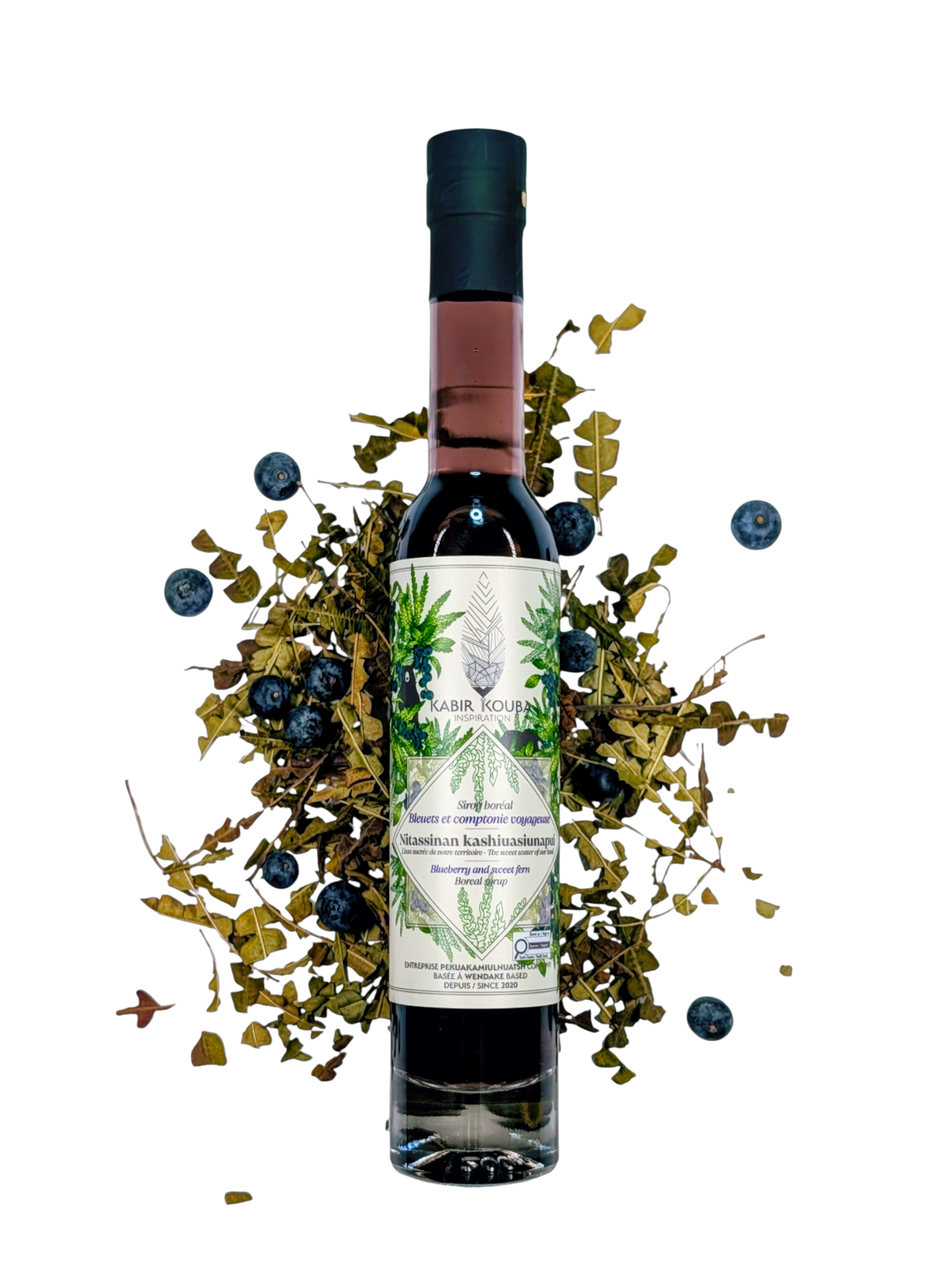 Bouteille de sirop boréal bleuet et comptonie voyageuse 200 ml par Kabir Kouba Inspiration, entourée de bleuets et de feuilles de comptonie