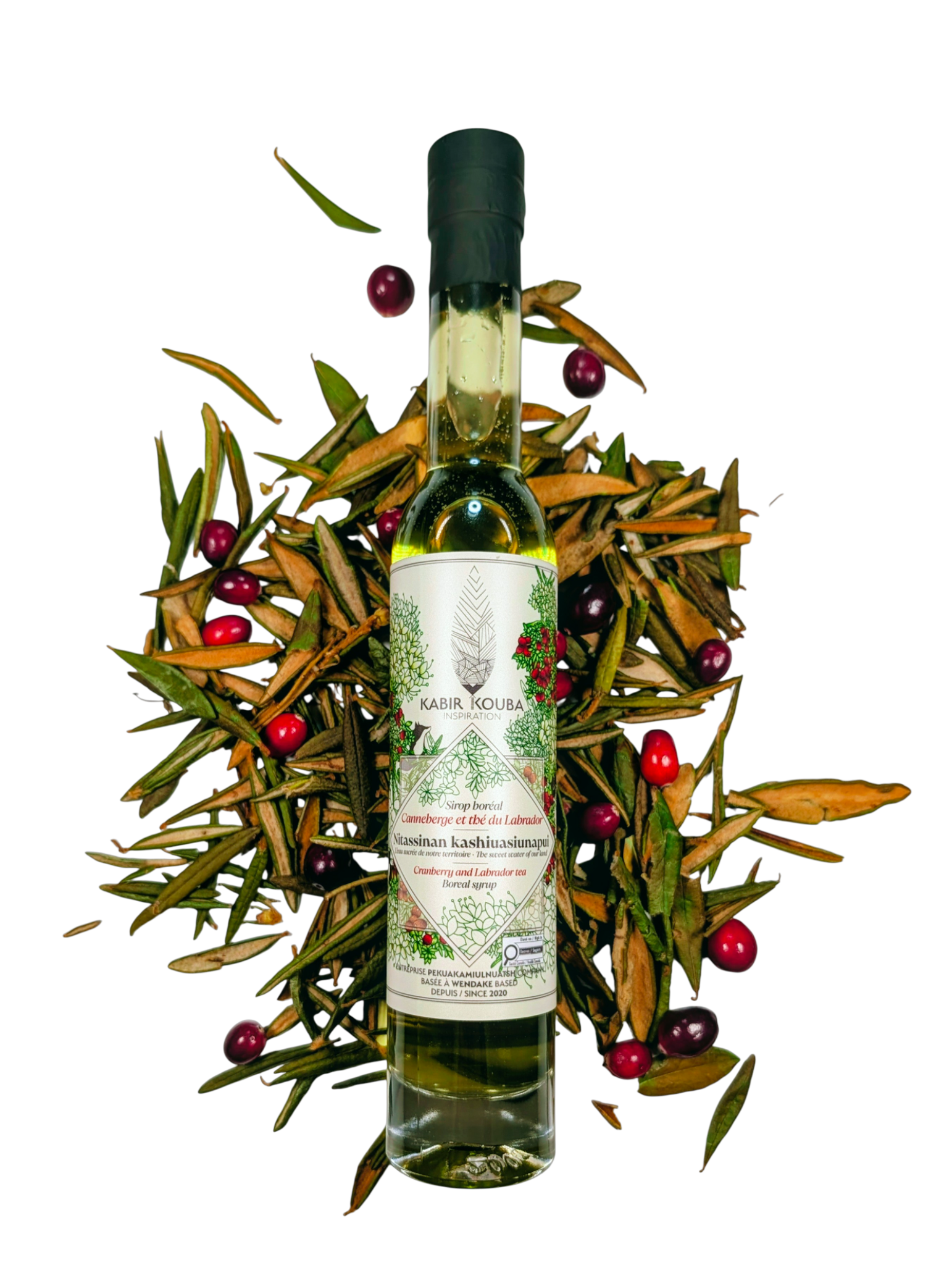 Bouteille de sirop boréal canneberge et thé du Labrador 200 ml par Kabir Kouba Inspiration, décorée de canneberges et de branches de thé du Labrador