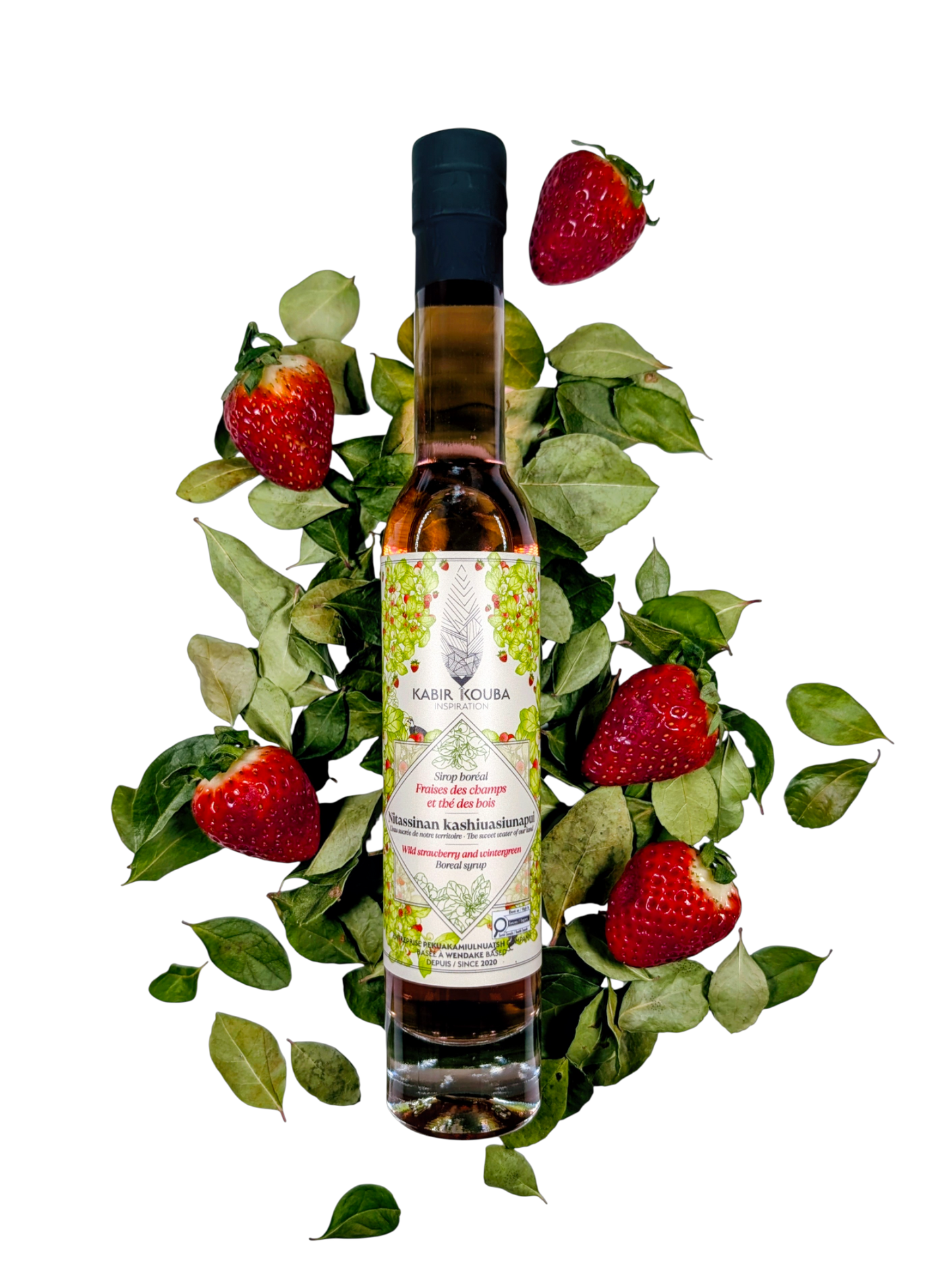 Bouteille de sirop boréal fraise et thé des bois 200 ml par Kabir Kouba Inspiration, entourée de fraises fraîches et de feuilles de thé des bois