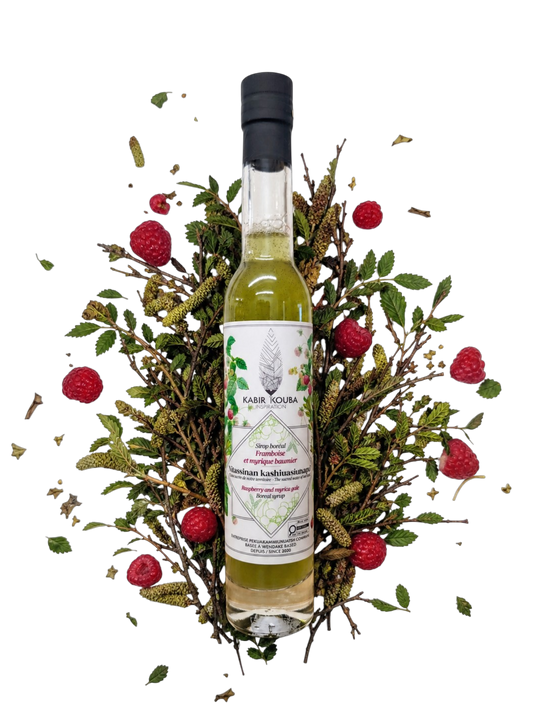 Bouteille de sirop boréal myrique baumier et framboise 200 ml par Kabir Kouba Inspiration, entourée de branches de myrique et de framboises
